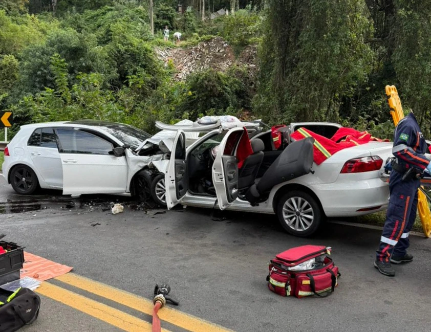 Colisão frontal deixa feridos na BR-470 no trevo da Eulália, em Bento Gonçalves