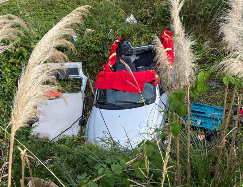Carro capota e motorista é retirada pelo teto do carro no bairro Ouro Verde