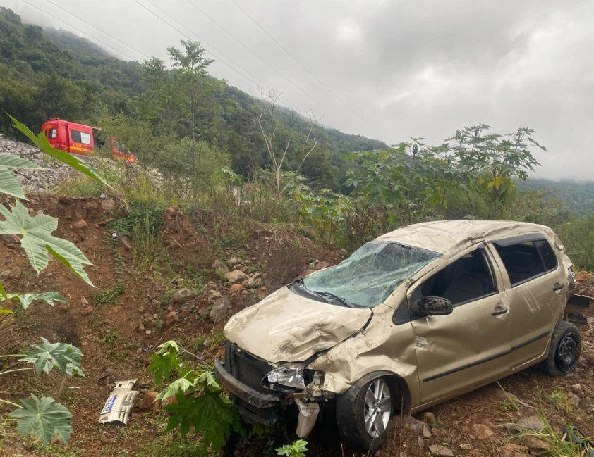 Buraco na pista provoca capotamento e deixa motorista ferido em Faria Lemos