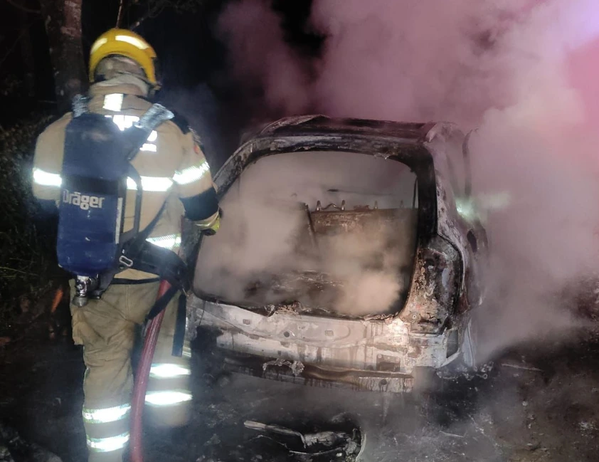 Dois carros pegam fogo em sequência durante a madrugada em Bento Gonçalves
