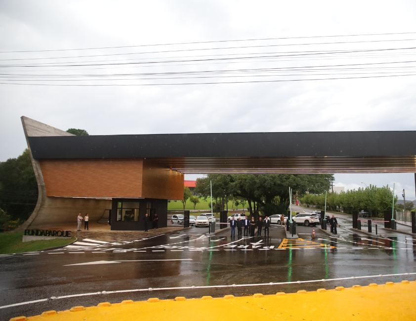 Fundaparque inaugura pórtico com leitura de placas e autoatendimento