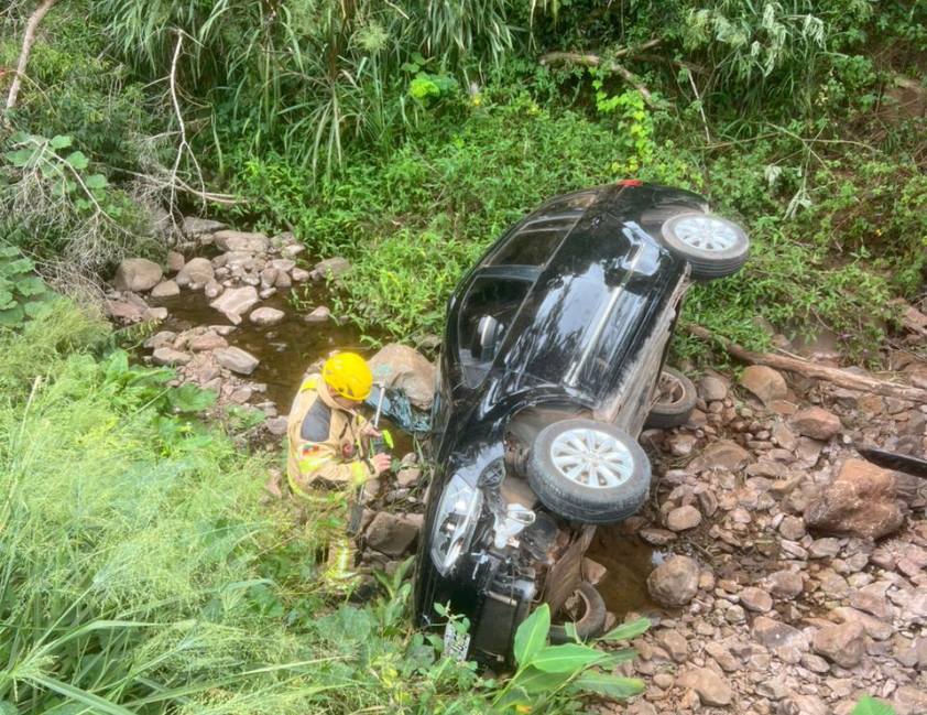Carro cai de ponte e é localizado sem ocupantes no interior de Bento