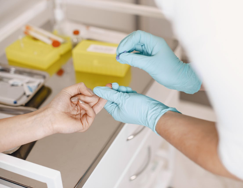 Nova regra da CLT obriga empresas a informar vacinação e libera faltas para exames