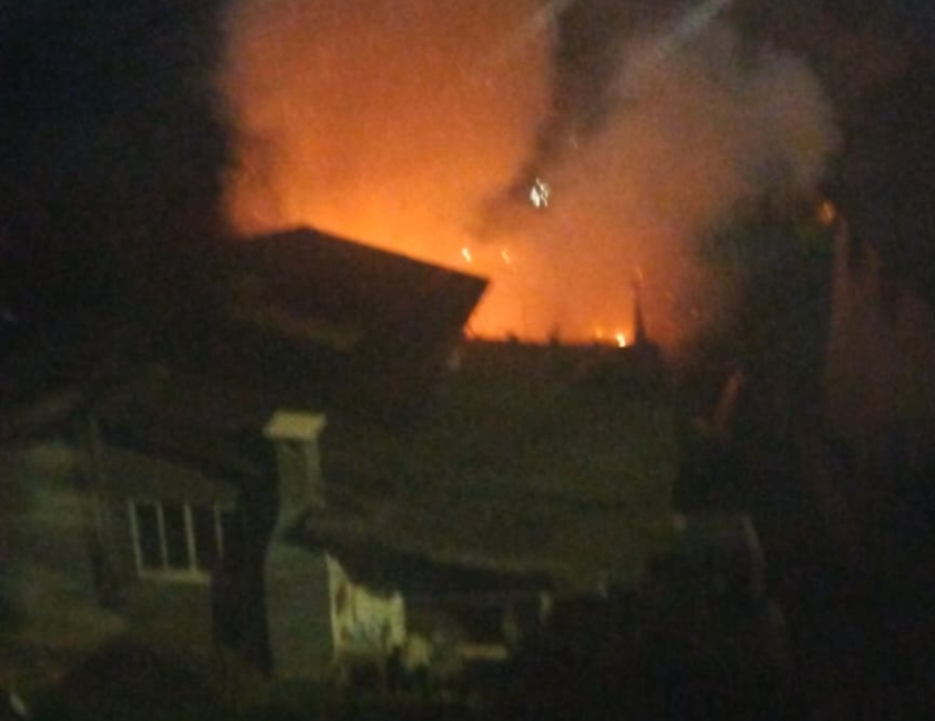 Incêndio surpreende moradores durante a madrugada no São Roque