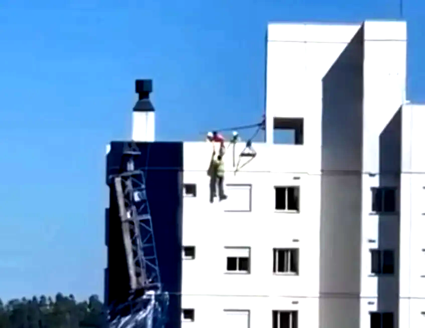 Operário fica pendurado no 18º andar após falha em andaime em Farroupilha