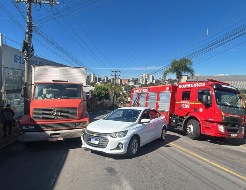 Mal súbito causa colisão entre carro e caminhão em Bento