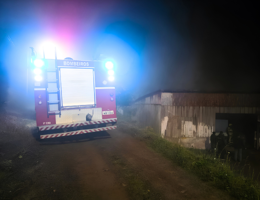 Incêndio em serraria no bairro Caminhos da Eulália mobilizou bombeiros na manhã desta quarta em Bento Gonçalves.