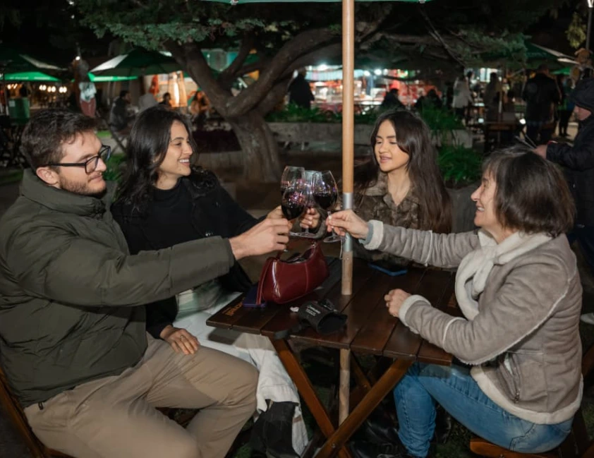 Vinho, comida e música na praça atrai público na primeira noite do Festival da Fenavinho