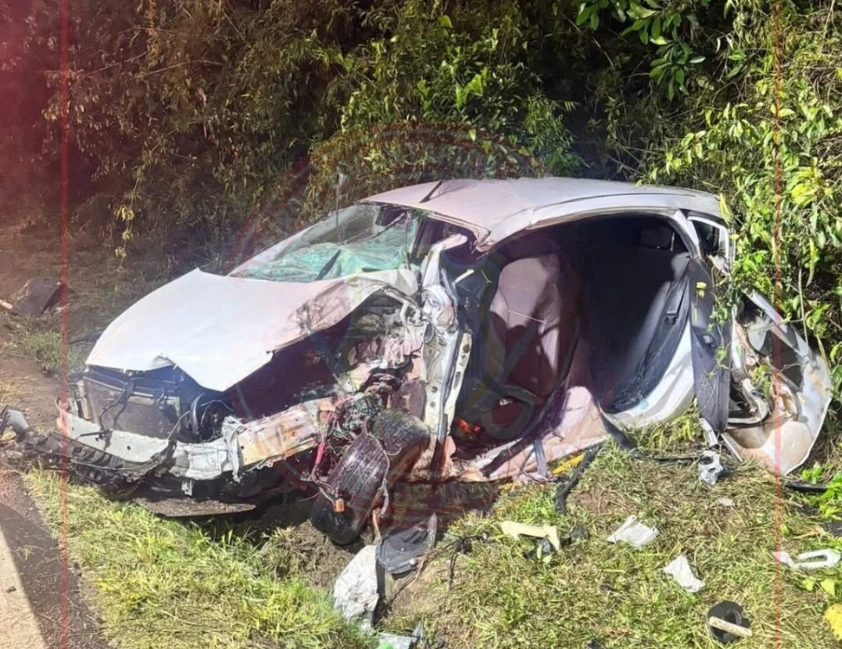 Motorista fica preso às ferragens após colisão entre carro e caminhão na Rota do Sol