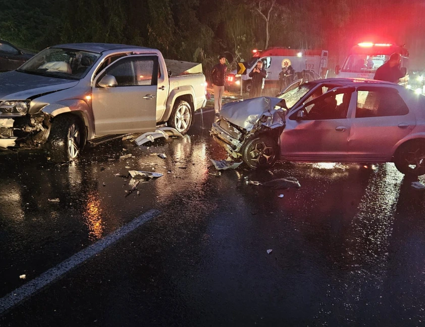 Sete pessoas se envolvem em acidente na BR-470; duas são levadas ao hospital