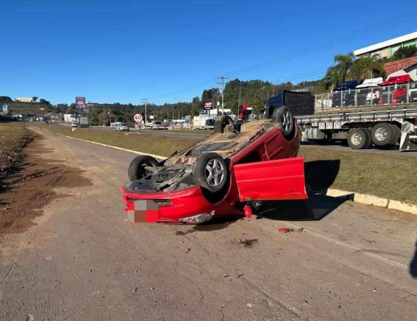 Honda Fit tomba após acidente com caminhão no trevo da Telasul