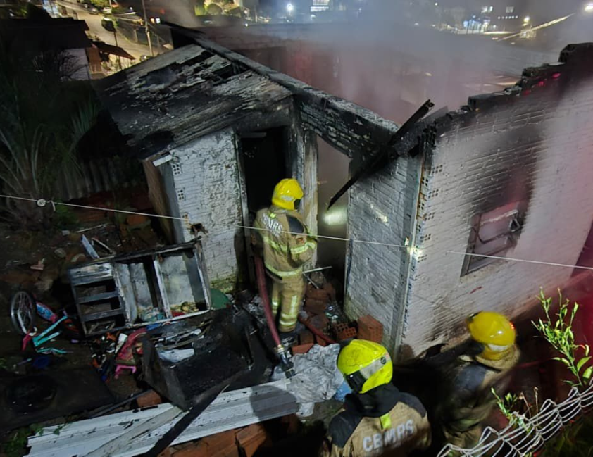 Incêndio destrói casa no bairro Zatt, em Bento Gonçalves