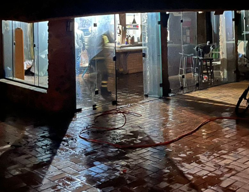 Incêndio atinge quiosque no Centro de Santa Tereza durante a noite