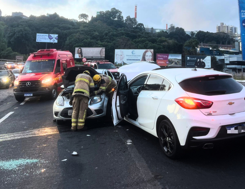 Mulher fica presa em carro após acidente
