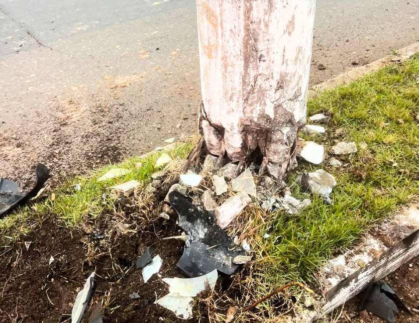 Colisão em poste deixa motorista com ferimentos no rosto e deformidade na perna