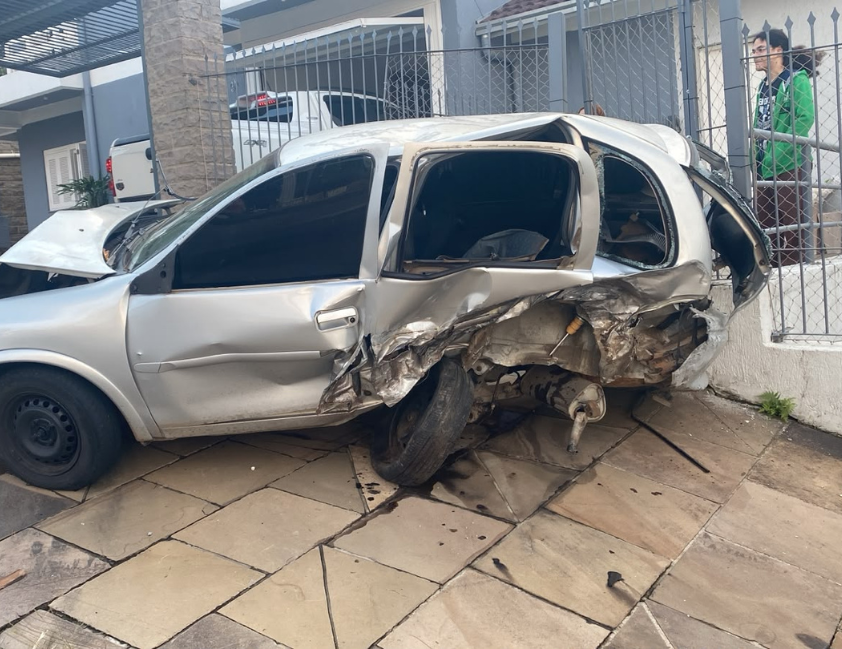 Colisão entre quatro veículos deixa três pessoas feridas no bairro Santa Marta