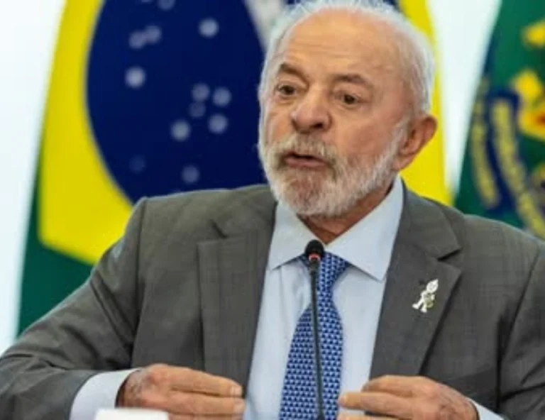 Lula revoga taxa das blusinhas e zera imposto sobre compras de até US$ 50