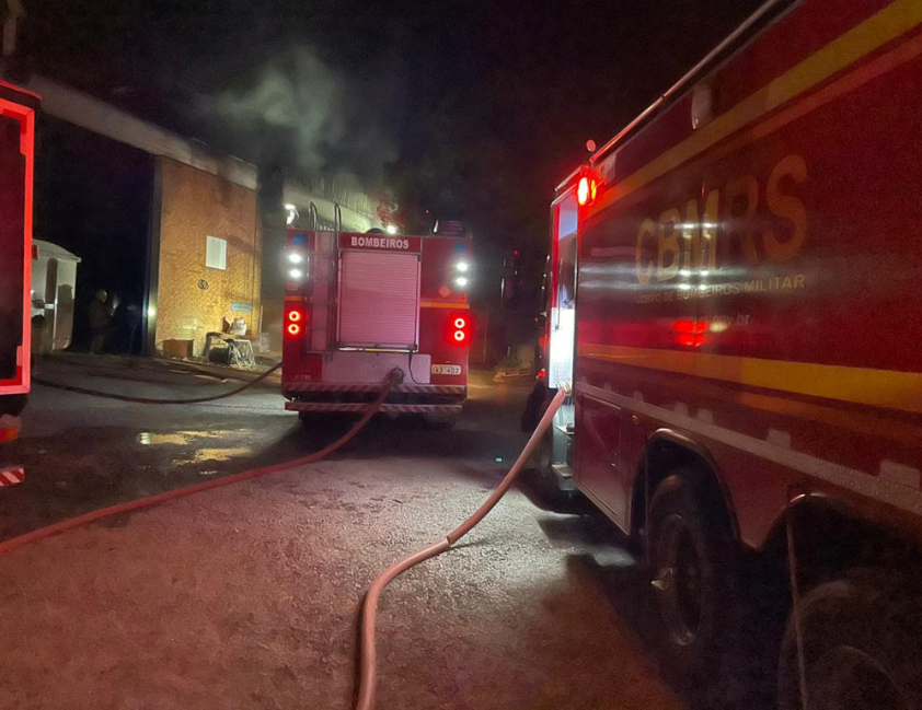Incêndio em silo destrói estrutura de empresa em Bento Gonçalves
