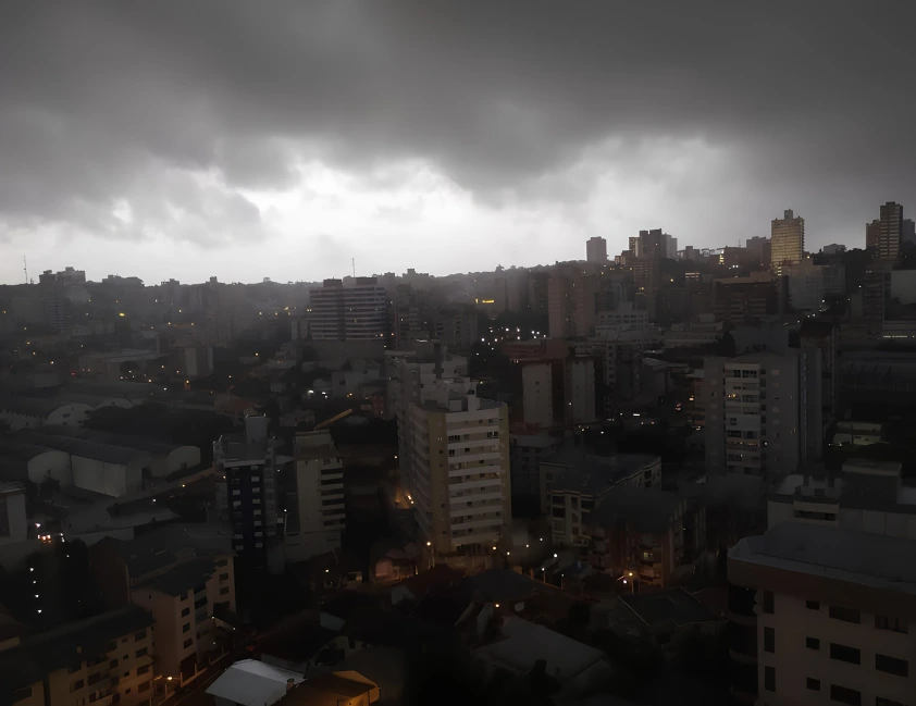 Baixa pressão avança sobre e traz chuva para Serra