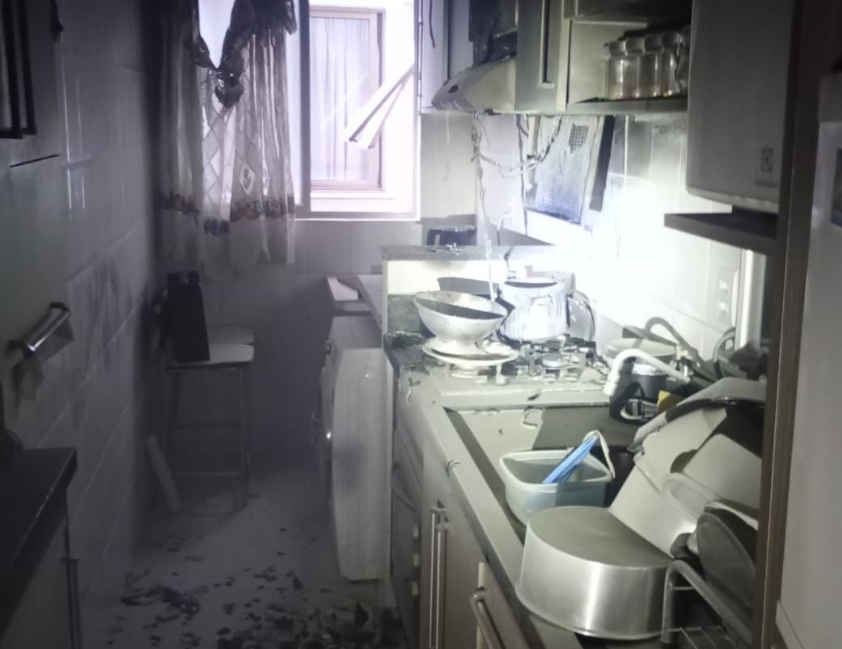 O incêndio em um apartamento mobilizou o Corpo de Bombeiros Militar na manhã deste domingo (14), na Rua Cavalheiro Horácio Mônaco, no Centro de Bento Gonçalves. A ocorrência foi registrada por volta das 10h40 após acionamento pelo telefone de emergência 193. Isolamento e controle Ao chegar ao local, a guarnição da 3ª Companhia de Bombeiro Militar realizou o isolamento preventivo da área. A equipe também fez o corte da energia elétrica e interrompeu o fornecimento de Gás Liquefeito de Petróleo (GLP), reduzindo riscos de propagação do incêndio. Conforme os bombeiros, o fogo estava concentrado na cozinha e já havia sido controlado por um morador do edifício. Ele utilizou um extintor portátil disponível no corredor do pavimento, o que ajudou a conter as chamas rapidamente. Varredura térmica Na sequência, a equipe realizou uma inspeção detalhada no ambiente atingido. Com o auxílio de uma câmera de imagem térmica, foi feita uma varredura nos armários afetados pelo incêndio para verificar possíveis pontos de calor residuais. Nenhum foco remanescente foi identificado, descartando risco de reignição. Danos materiais Apesar do controle rápido, os danos foram significativos. O incêndio destruiu o acabamento em gesso do teto, a pintura da cozinha, um cooktop, um depurador de ar e um conjunto completo de armários aéreos. Orientações finais A proprietária foi orientada a manter a área isolada e contratar um eletricista para avaliar e substituir a rede elétrica danificada pelo incêndio. Após a conclusão do atendimento e a eliminação dos riscos, a guarnição retornou ao quartel.