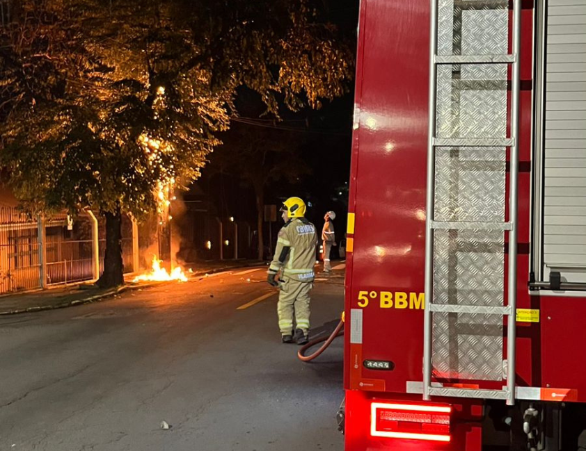 Incêndio atinge poste de energia no bairro Humaitá, em Bento Gonçalves