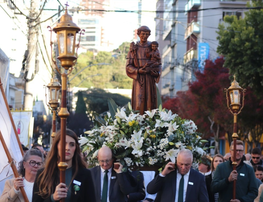 Festa de Santo Antônio reúne procissão, missas e 50 mil pãezinhos em Bento