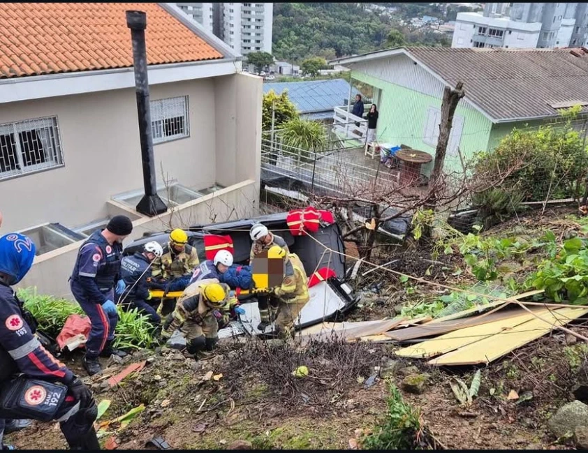 Idoso perde controle, invade terreno e tomba carro em barranco no São João
