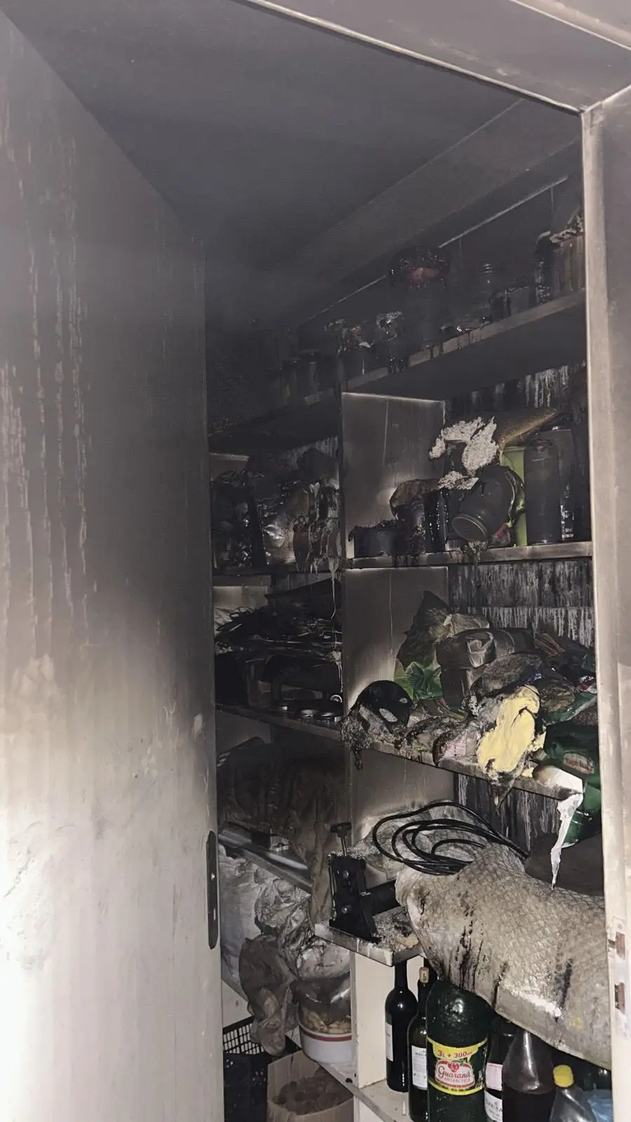 Morador controla incêndio em casa antes da chegada dos bombeiros em Bento