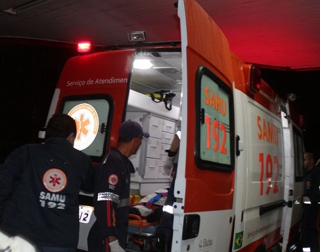 Viatura do Samu e equipes de resgate atendem acidente com motociclista no bairro Aparecida, em Bento Gonçalves.
