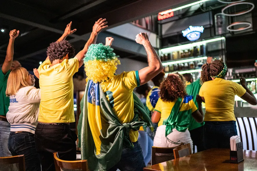 Jogo do Brasil às 14h na segunda-feira altera horários de bancos, INSS, Justiça, escolas e comércio.