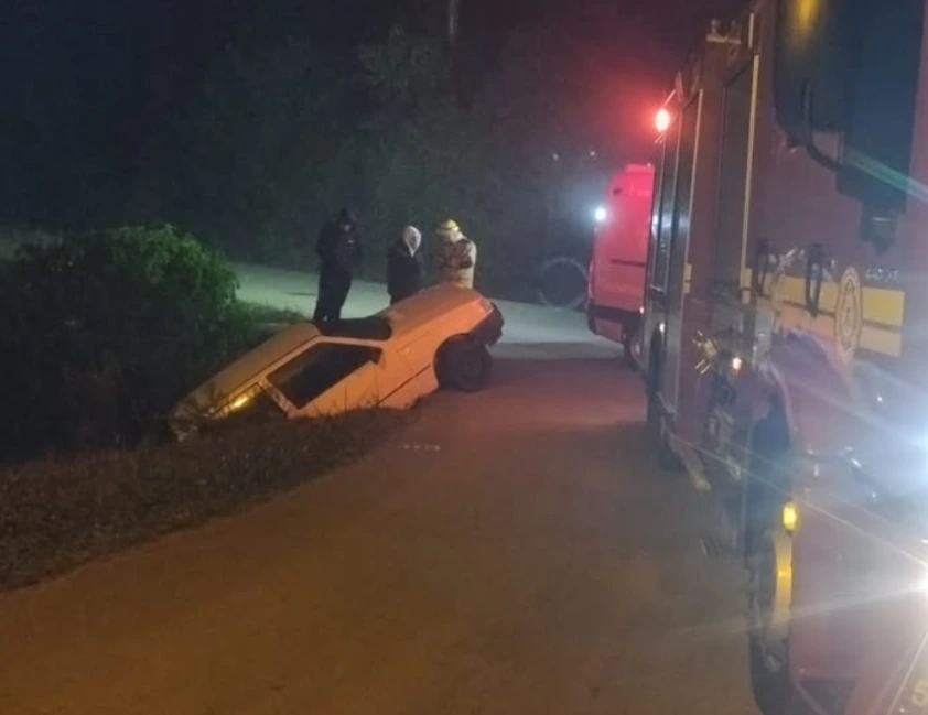 Fiat Uno cai em bueiro no bairro Barracão