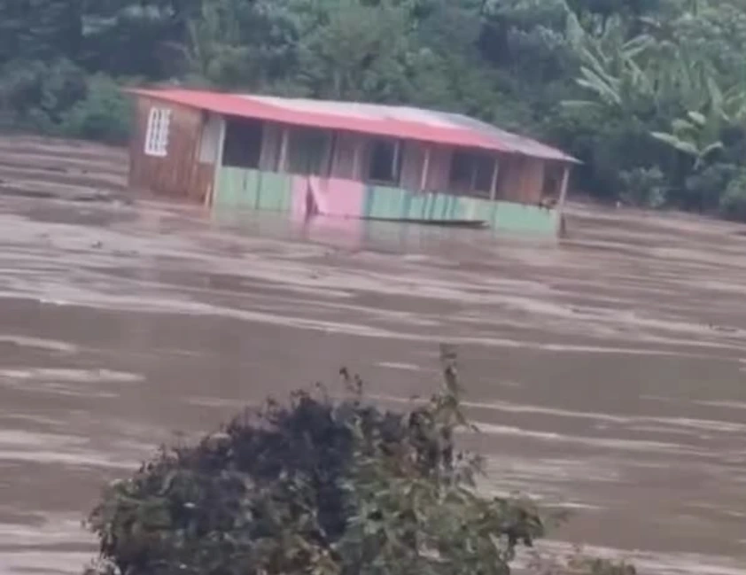 Correnteza arrasta casa no Rio das Antas após chuvas na Serra