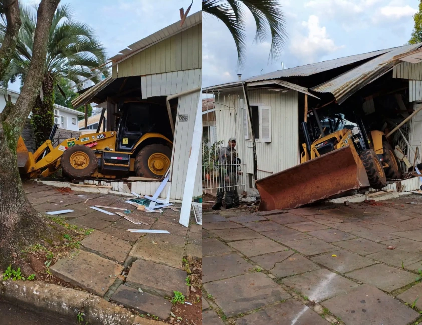 Retroescavadeira desgovernada invade casa após falha mecânica em Guaporé