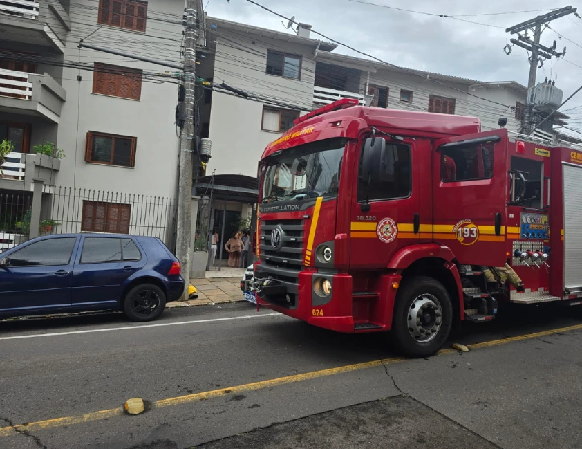 Apartamento é arrombado após fumaça levantar suspeita de idosa presa no imóvel
