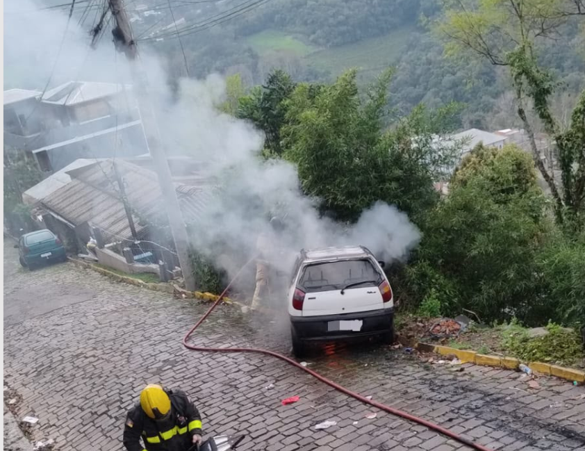Incêndio começa com carro em movimento e termina em destruição