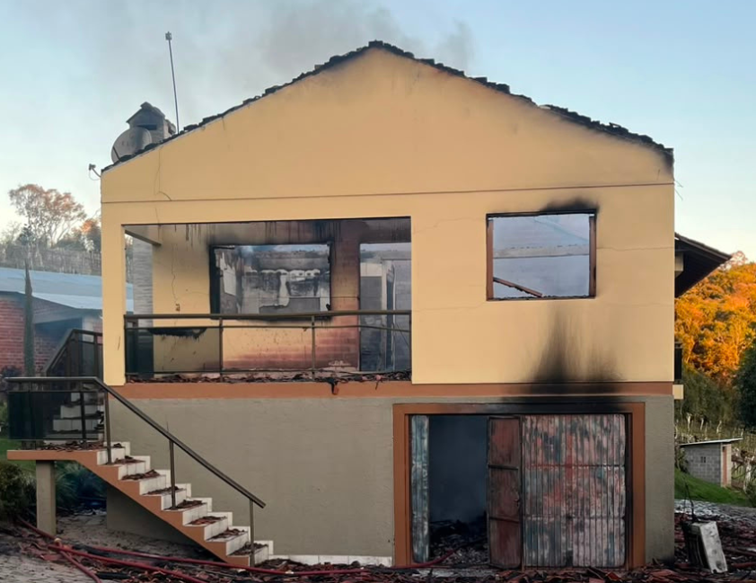 Incêndio atinge residência de 374 m² na Linha da Graciema Alta