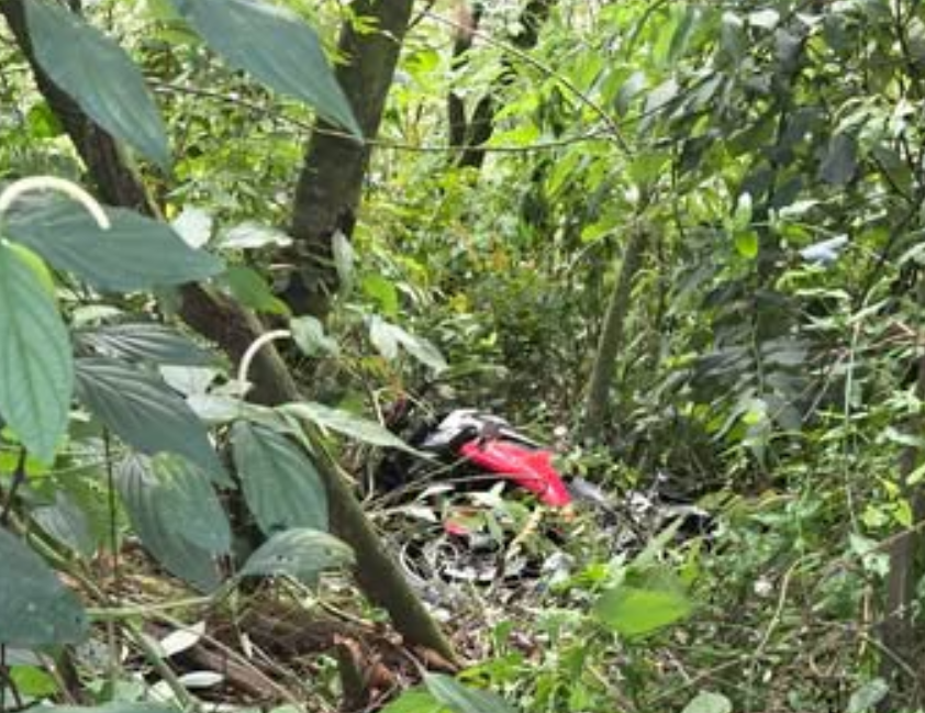 Motociclista morre e jovem busca ajuda após horas desmaiada em barranco