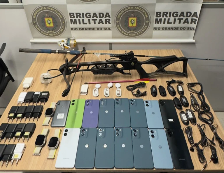 Apreensão de 15 celulares e arma que dispara flechas perto de presídio
