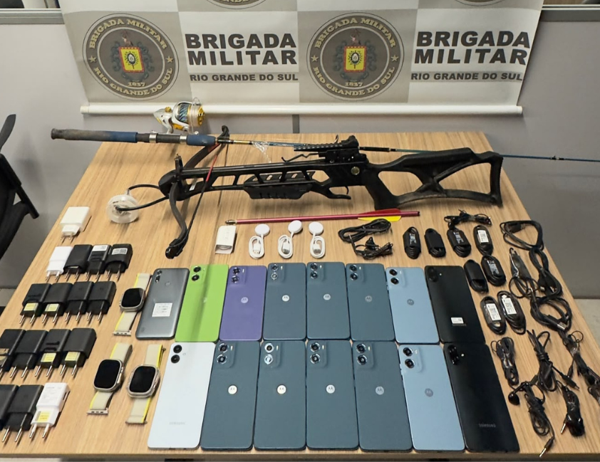 Apreensão de 15 celulares e arma que dispara flechas perto de presídio