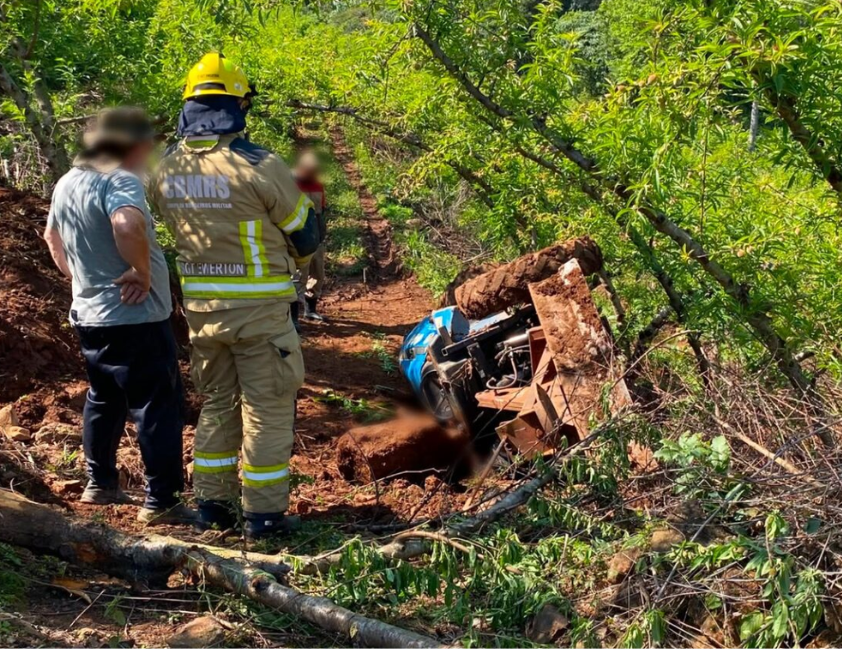 Trator tomba sobre agricultor durante plantação de pêssegos em Farroupilha