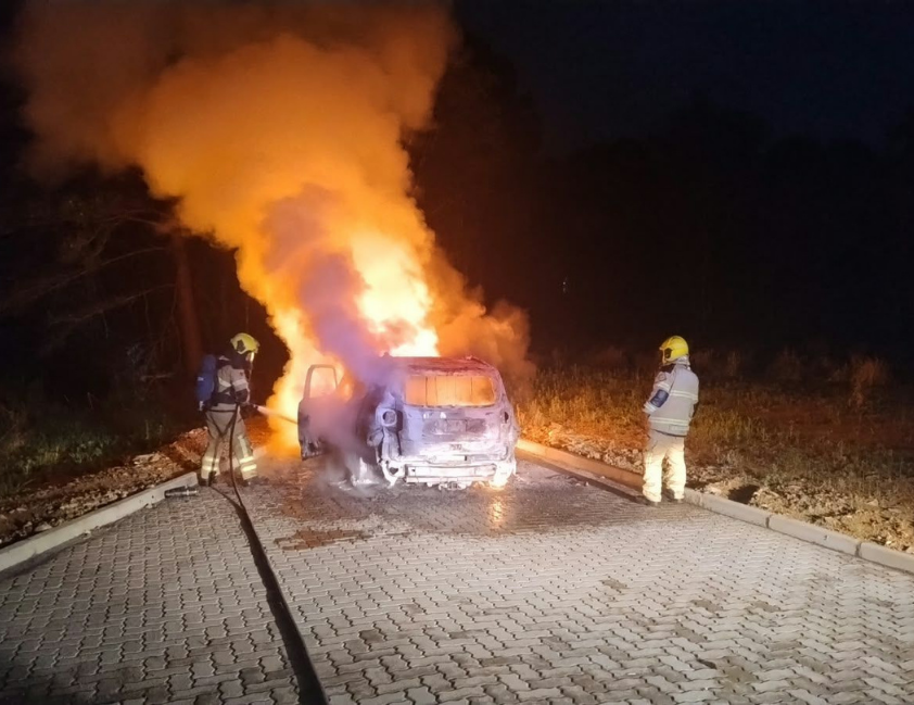 Incêndio destrói veículo durante a madrugada no bairro Vila Nova