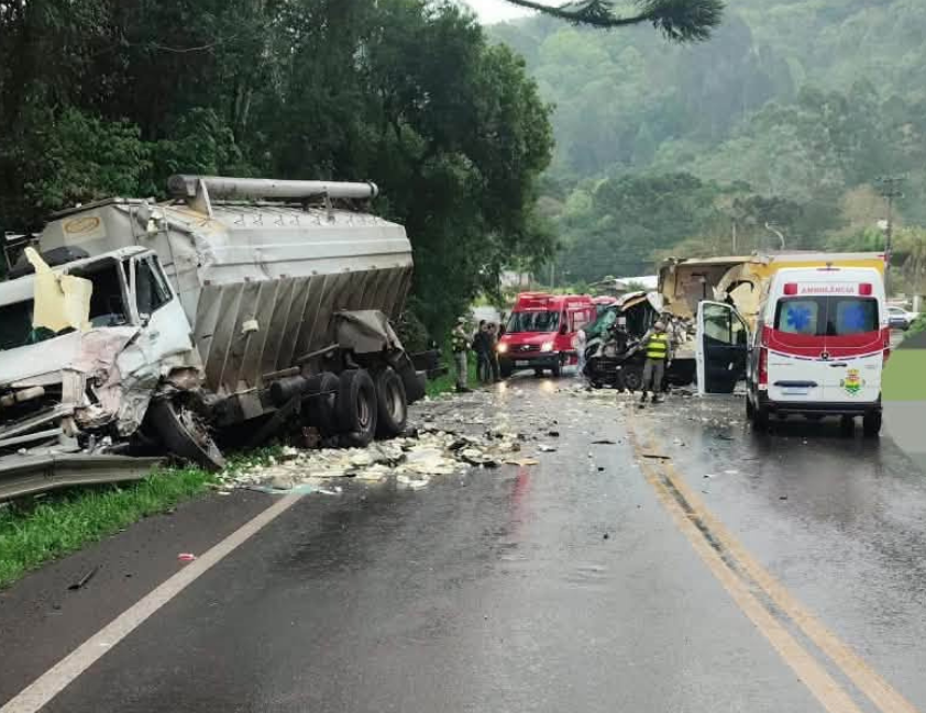Motorista é ejetado em colisão que bloqueia a BR-470 em Carlos Barbosa