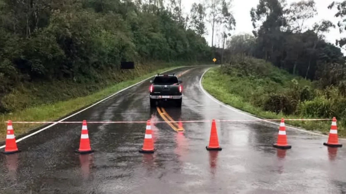 Chuva intensa provoca bloqueio preventivo de estrada em Carlos Barbosa