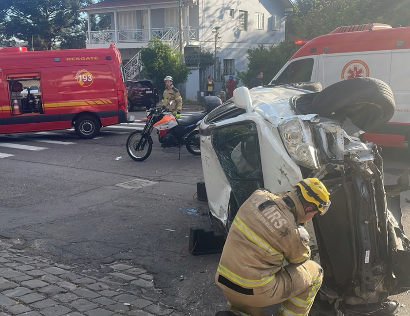 Carro capota e fica de lado em rua do bairro Verona, em Bento