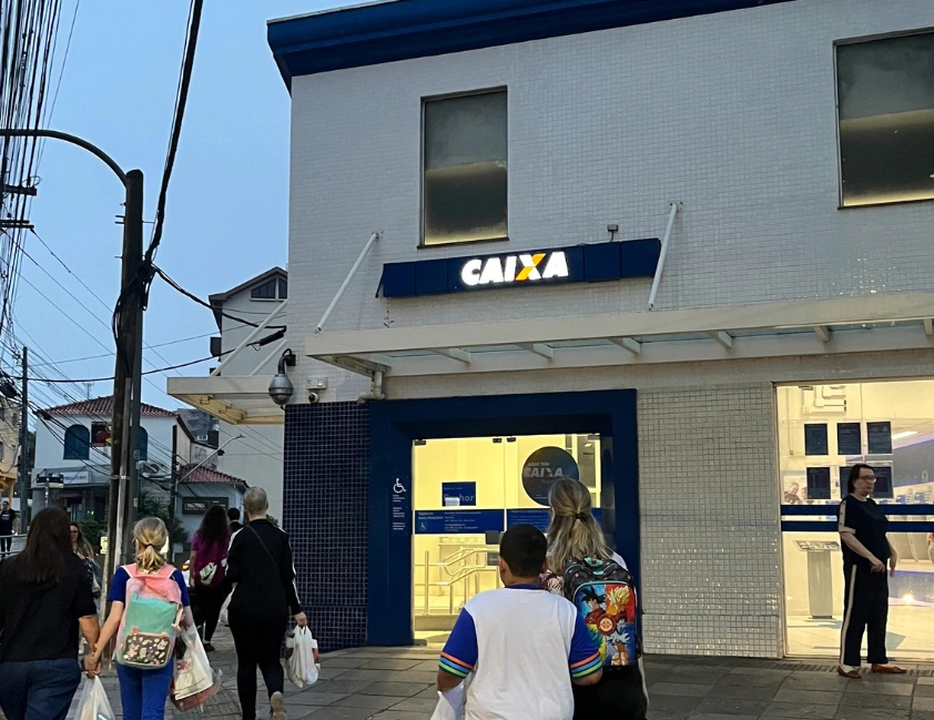 Caixa entra em greve nacional e Banco do Brasil para em bases sem acordo