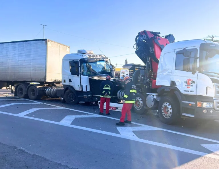 Caminhão atinge guincho e deixa motorista ferido em Garibaldi