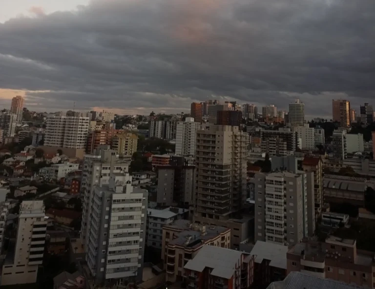 Alerta de chuvas volumosas: RS pode ter até 300 mm de chuva e risco de enchentes