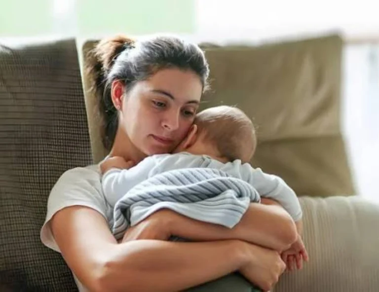 Por que tantas mães sofrem com a saúde mental depois do parto?