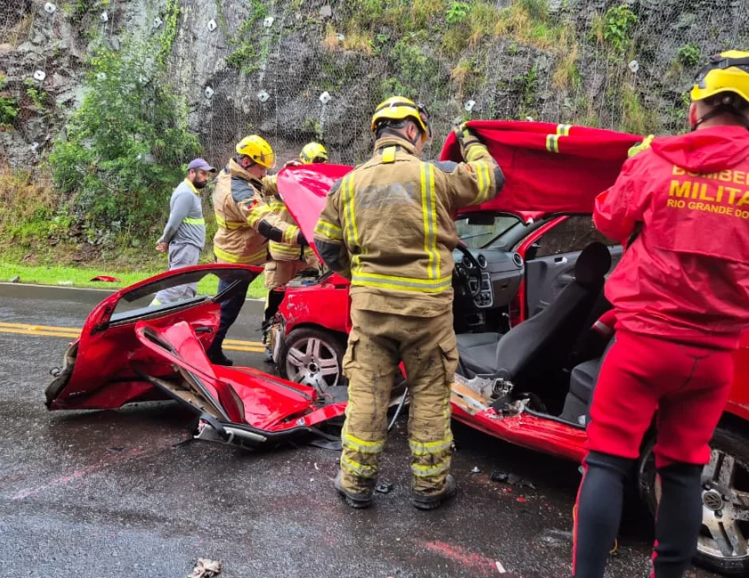 Gol bate em pedra na pista e deixa motorista ferido na BR-470 em Bento