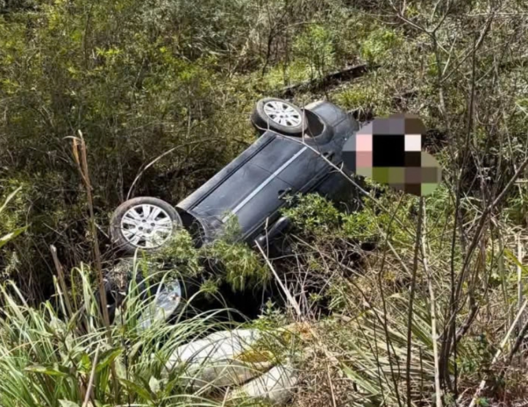 Motorista fica ferido após Fiat Siena sair da pista e cair em barranco na VRS-813, em Farroupilha. Homem foi levado ao Hospital São Carlos.
